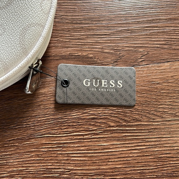 Guess makeup bag white colour with tag brand new - Picture 4 of 6